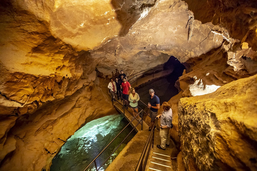 BLUM_JenolanCaves_CREDIT_DestinationNSW.jpg