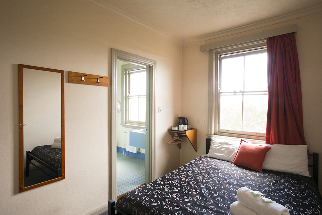 Blue Mountains YHA Queen Room Ensuite 2017.jpg