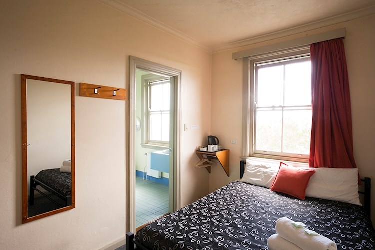 Blue Mountains YHA Queen Room Ensuite 2017.jpg