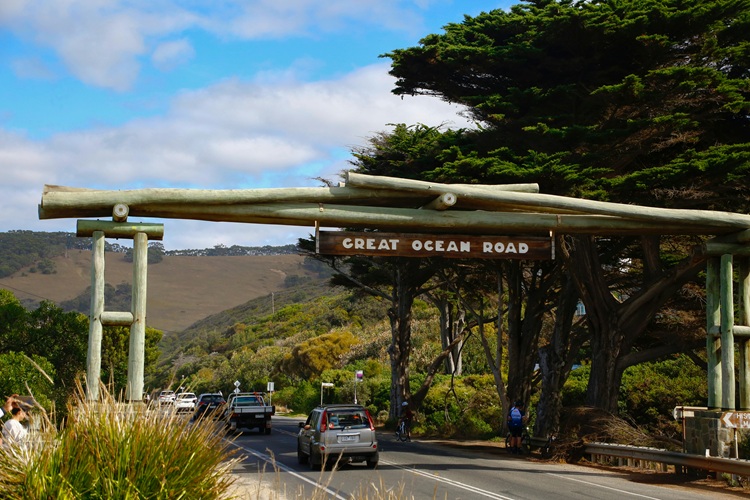 VIC_RoadTrip_GreatOceanRoadMemorialArch.jpg