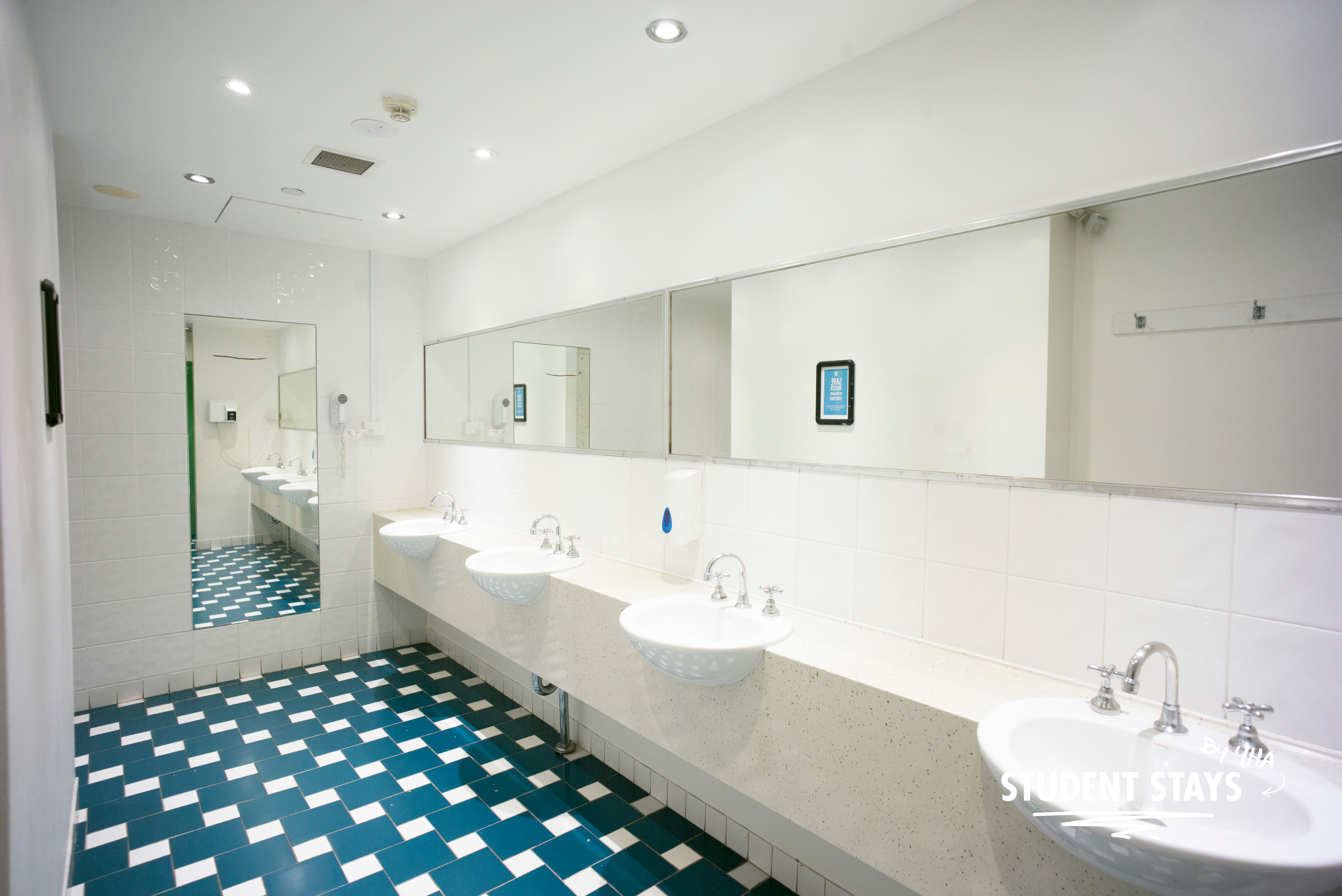 Sydney Central YHA_Communal Bathroom_2017_studentstays.jpg