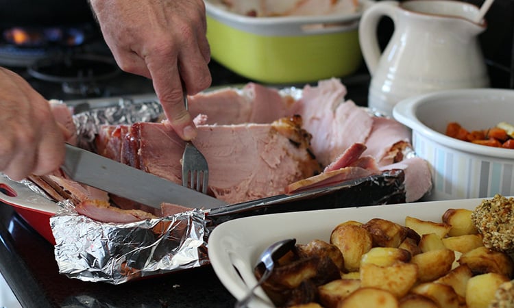 10 iconic Aussie Christmas foods, ranked | YHA Australia Can You Cook Ham And Turkey At The Same Time