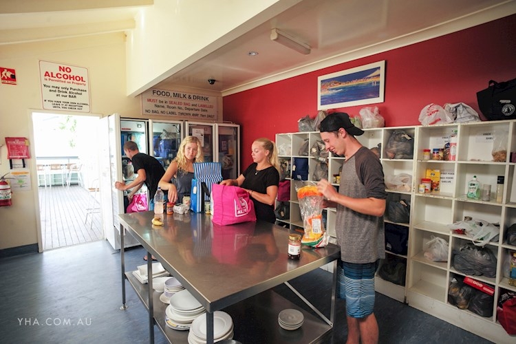Noosa Heads YHA - Kitchen (2).jpg