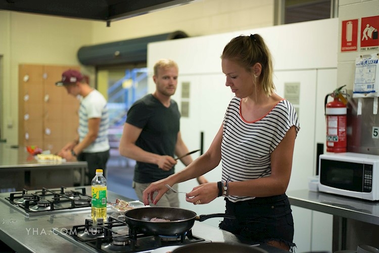 YHA Cairns Central - Kitchen