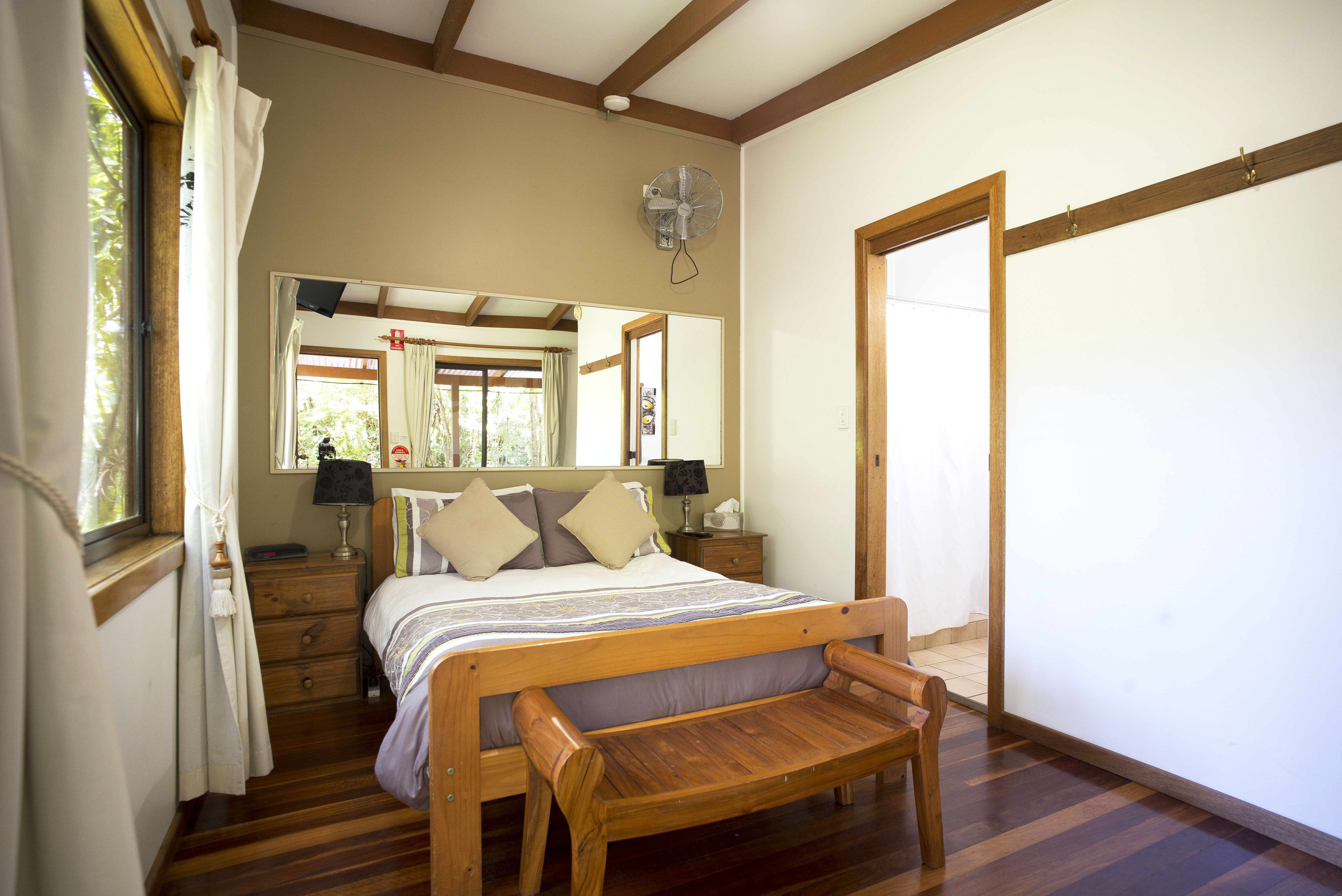 Port Stephens YHA_Double room ensuite_YHA (1).jpg