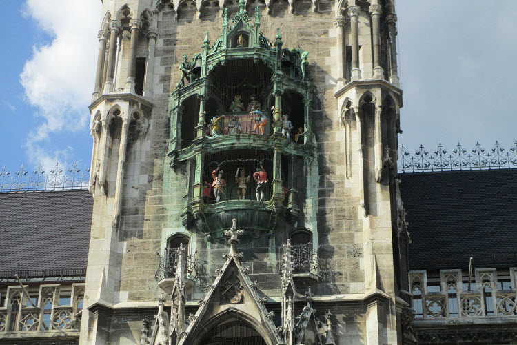 11. Munich Rathaus-Glockenspiel credit Avi1111 Wikimedia Commons