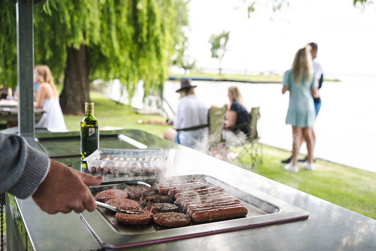 BeachActivities_BeachBBQ_CREDIT-DestinationNSW.jpg